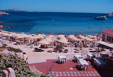 baja_sardinia_spiaggia.jpg 29.0K